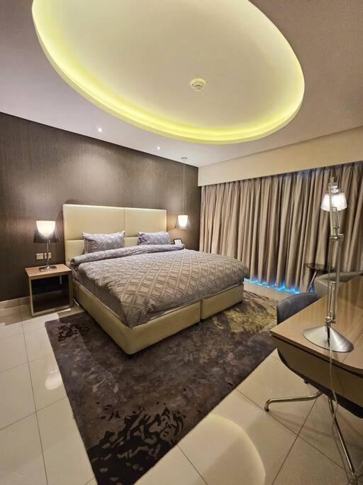 1 Bedroom Paramount Apartment